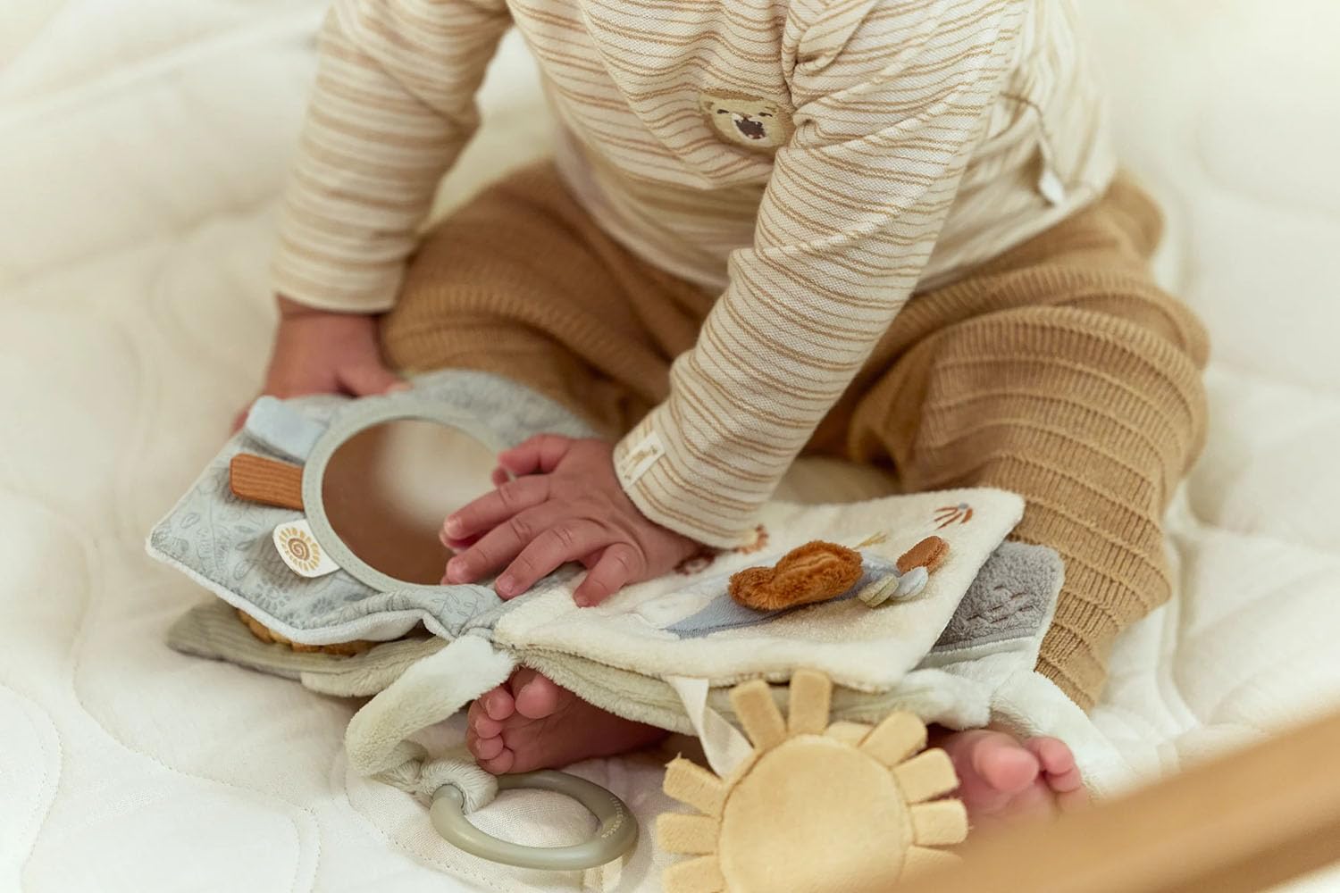 Stoffbuch Fühlbuch für Babyschale, Buggy und Kinderwagen - Safari Friends grün