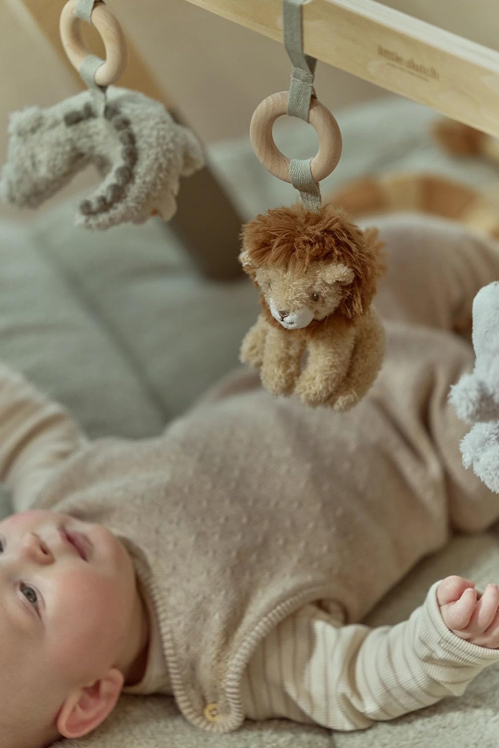 Holz Baby-Gym Spieltrapez mit Stoff Anhänger - Safari Friends grün