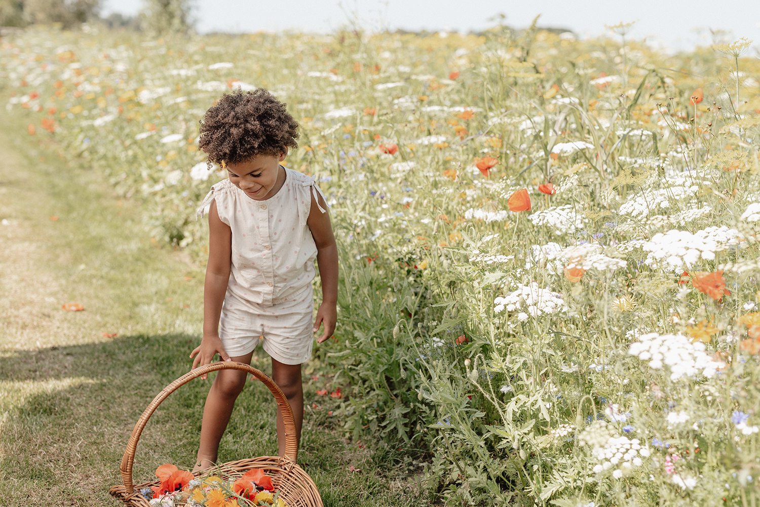 Kurze Hose / Shorts mit Rüschen - Fairy Garden sand (Gr. 86)