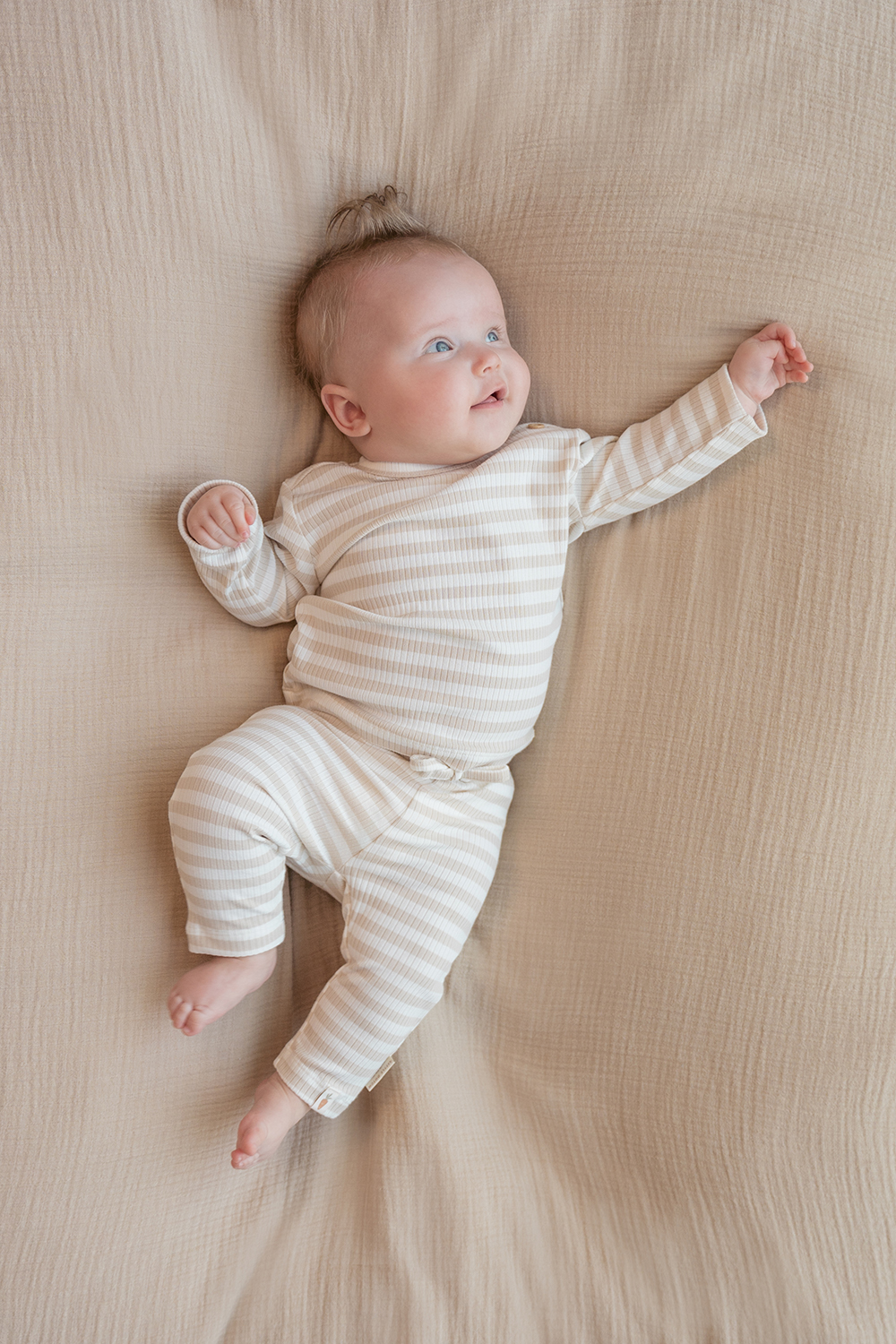 Long Sleeve Shirt / Langarmshirt gestreift - Newborn Naturals sand / weiß (Gr. 56)