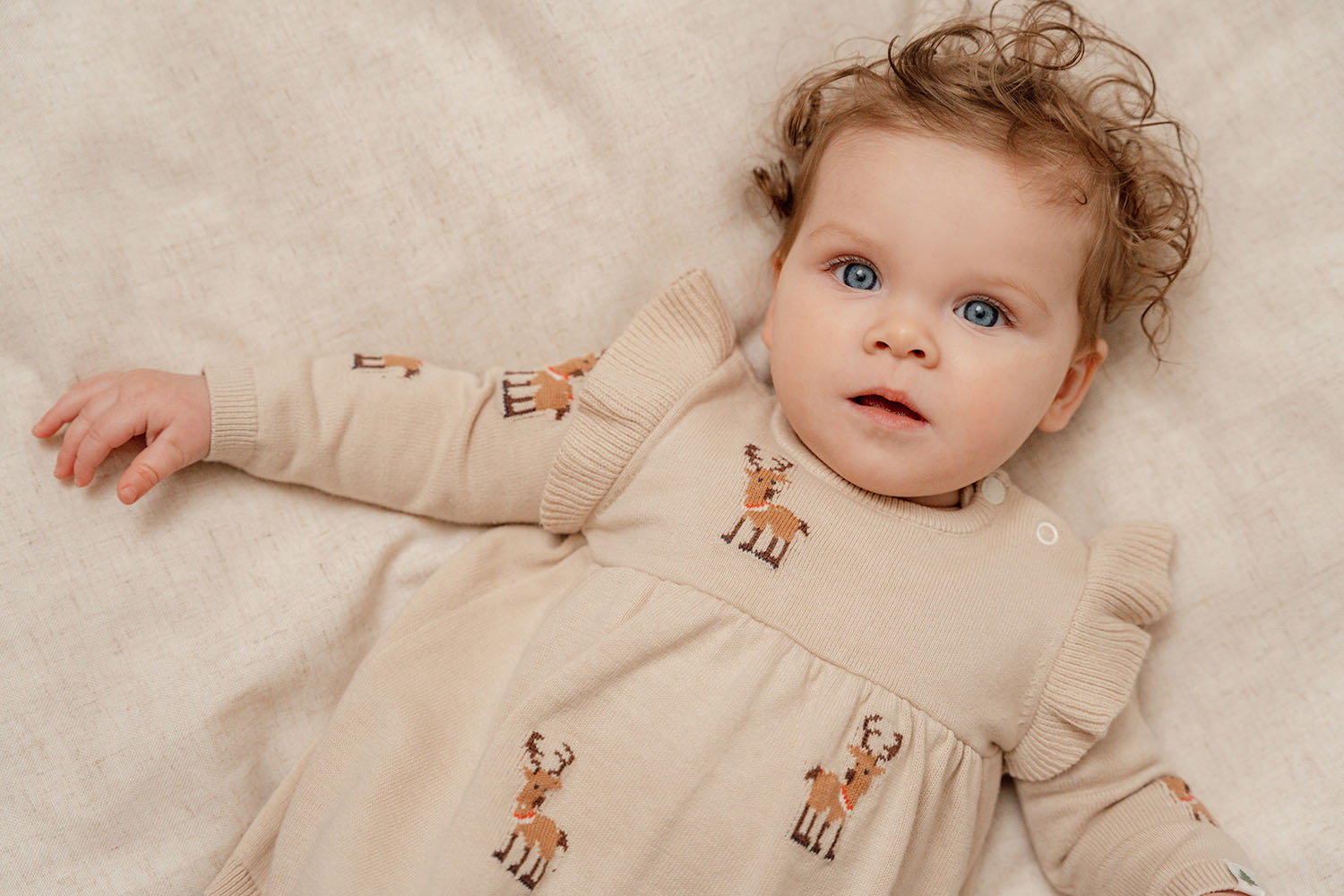 Kleid gestrickt langärmlig mit Rüschen - Weihnachten beige (Gr. 104)