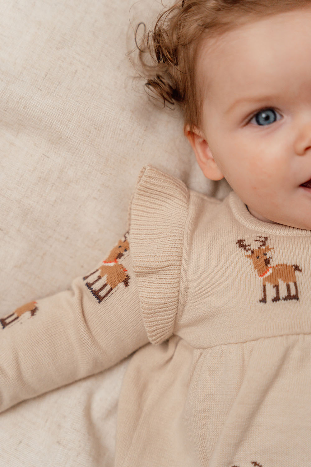 Kleid gestrickt langärmlig mit Rüschen - Weihnachten beige (Gr. 104)