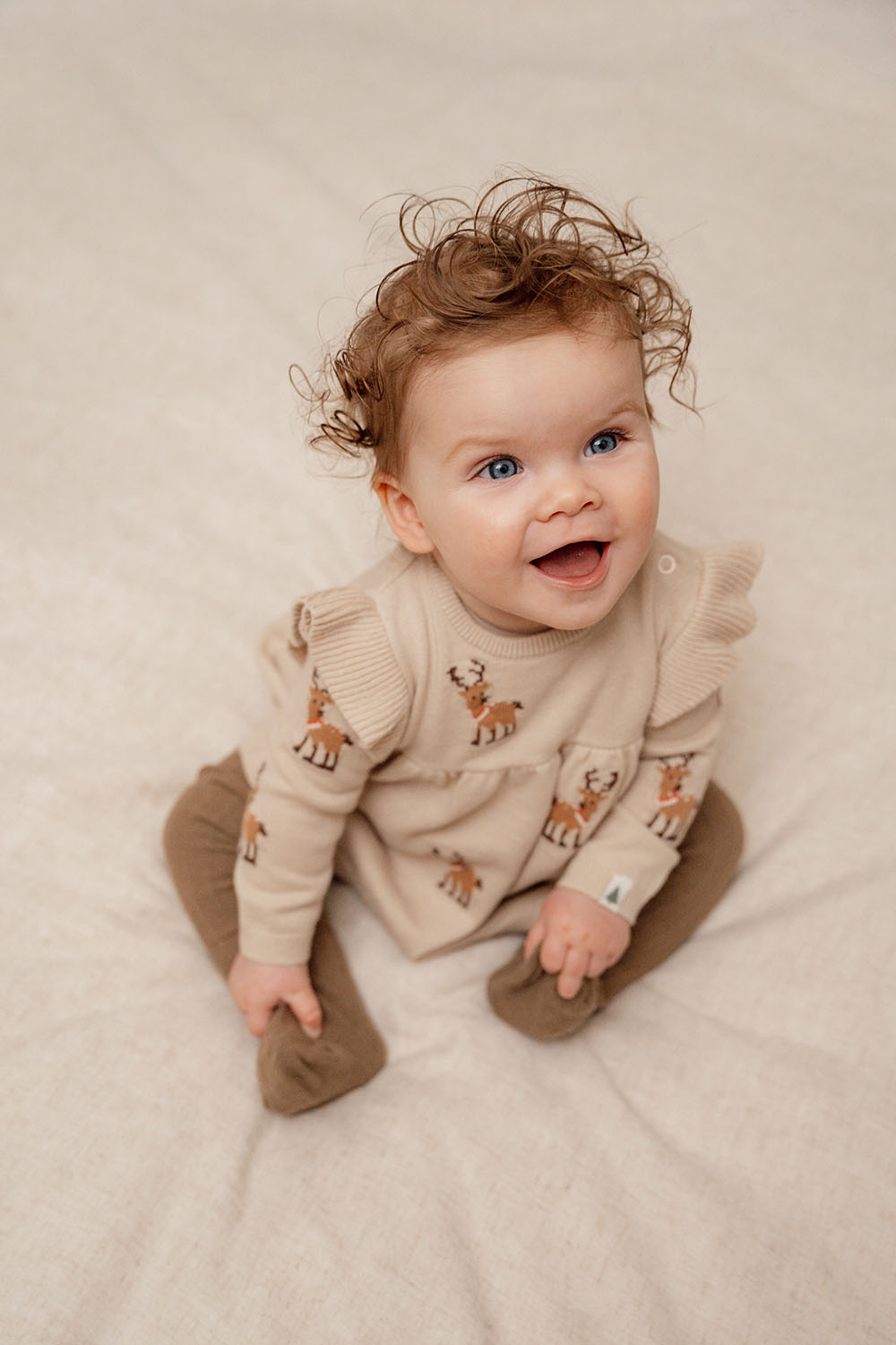 Kleid gestrickt langärmlig mit Rüschen - Weihnachten beige (Gr. 104)
