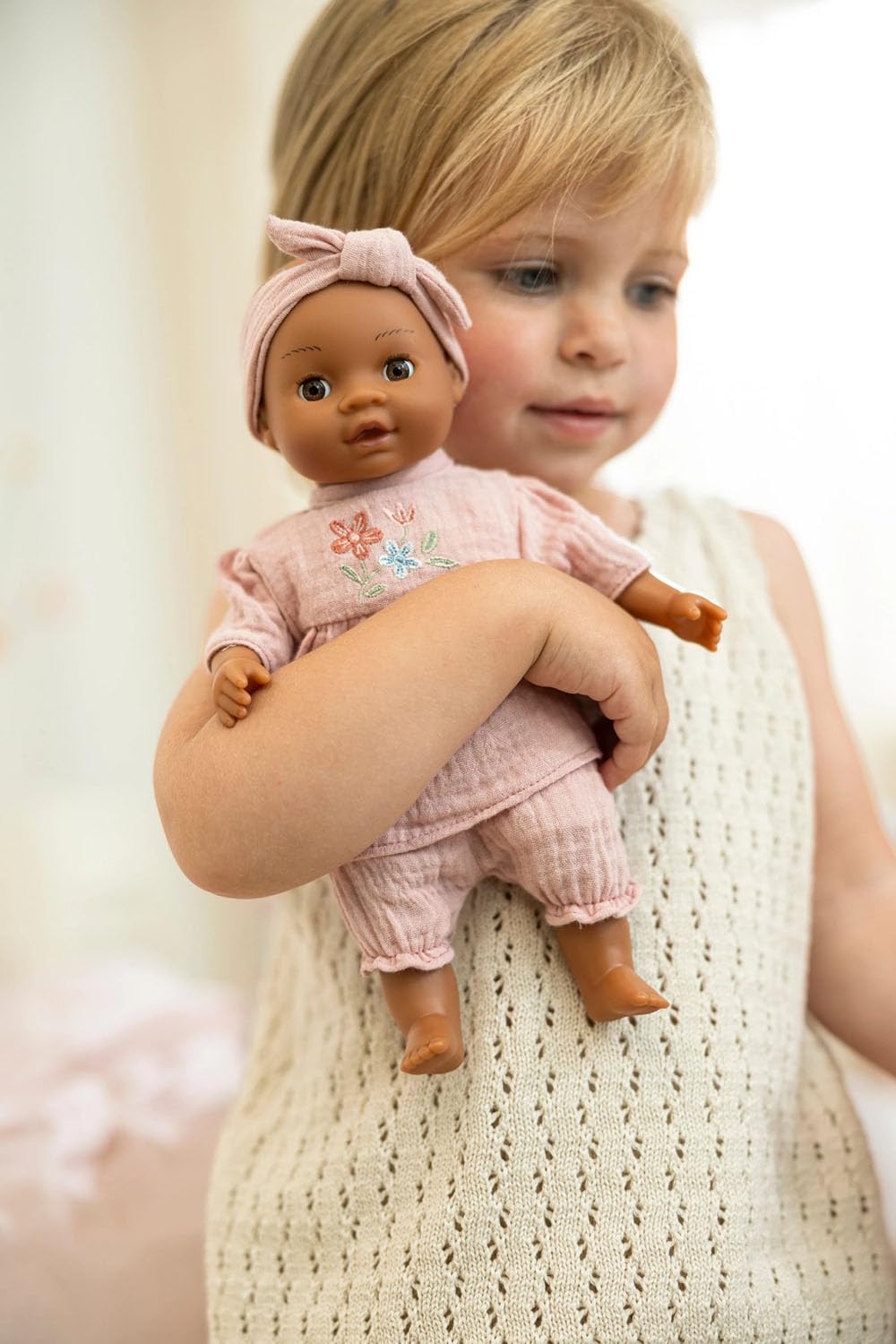 Babypuppe Yara mit Schlafaugen - Essentials (26 cm)