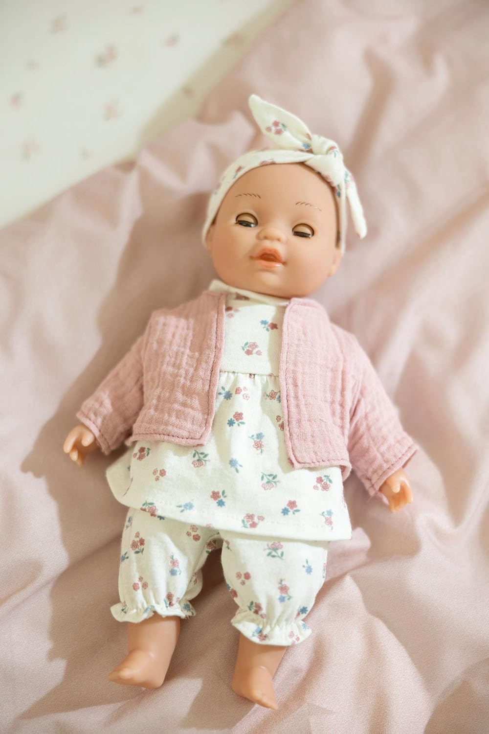 Babypuppe Philou mit Schlafaugen - Essentials (26 cm)