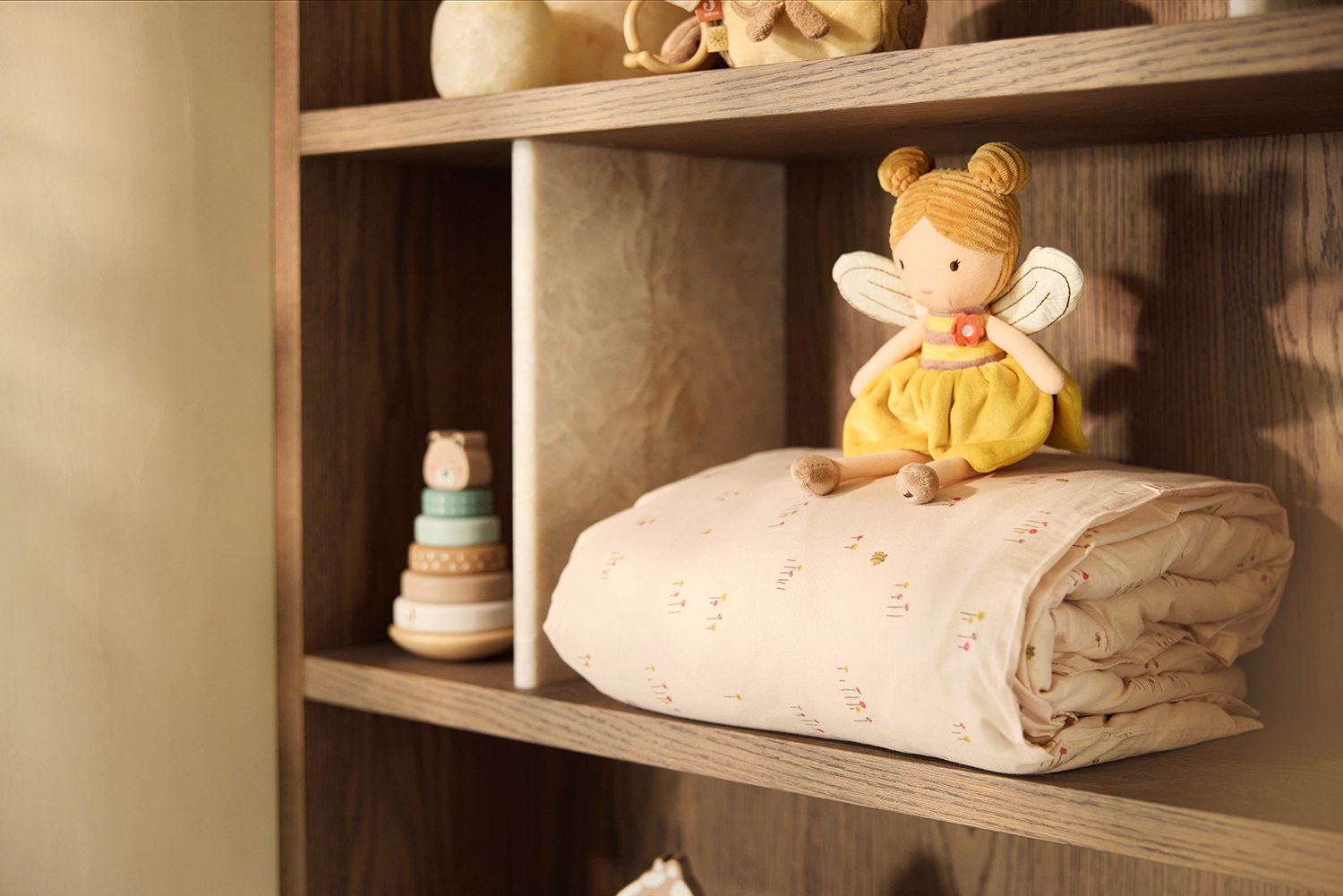 Stoffpuppe Bee Lily - Biene gelb (32 cm)