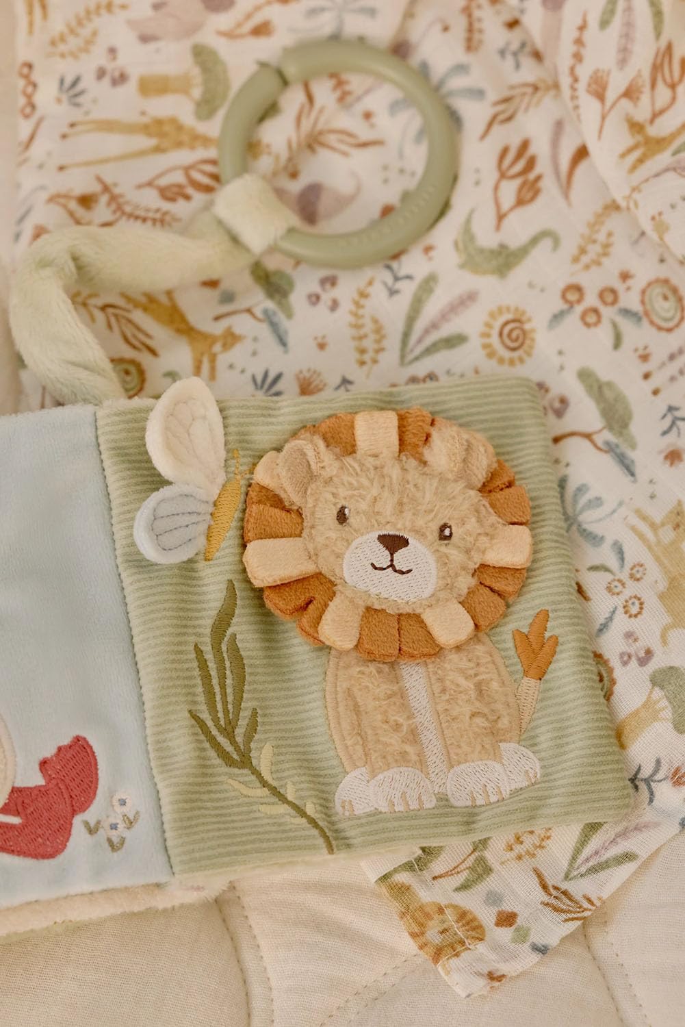 Stoffbuch Fühlbuch für Babyschale, Buggy und Kinderwagen - Safari Friends grün
