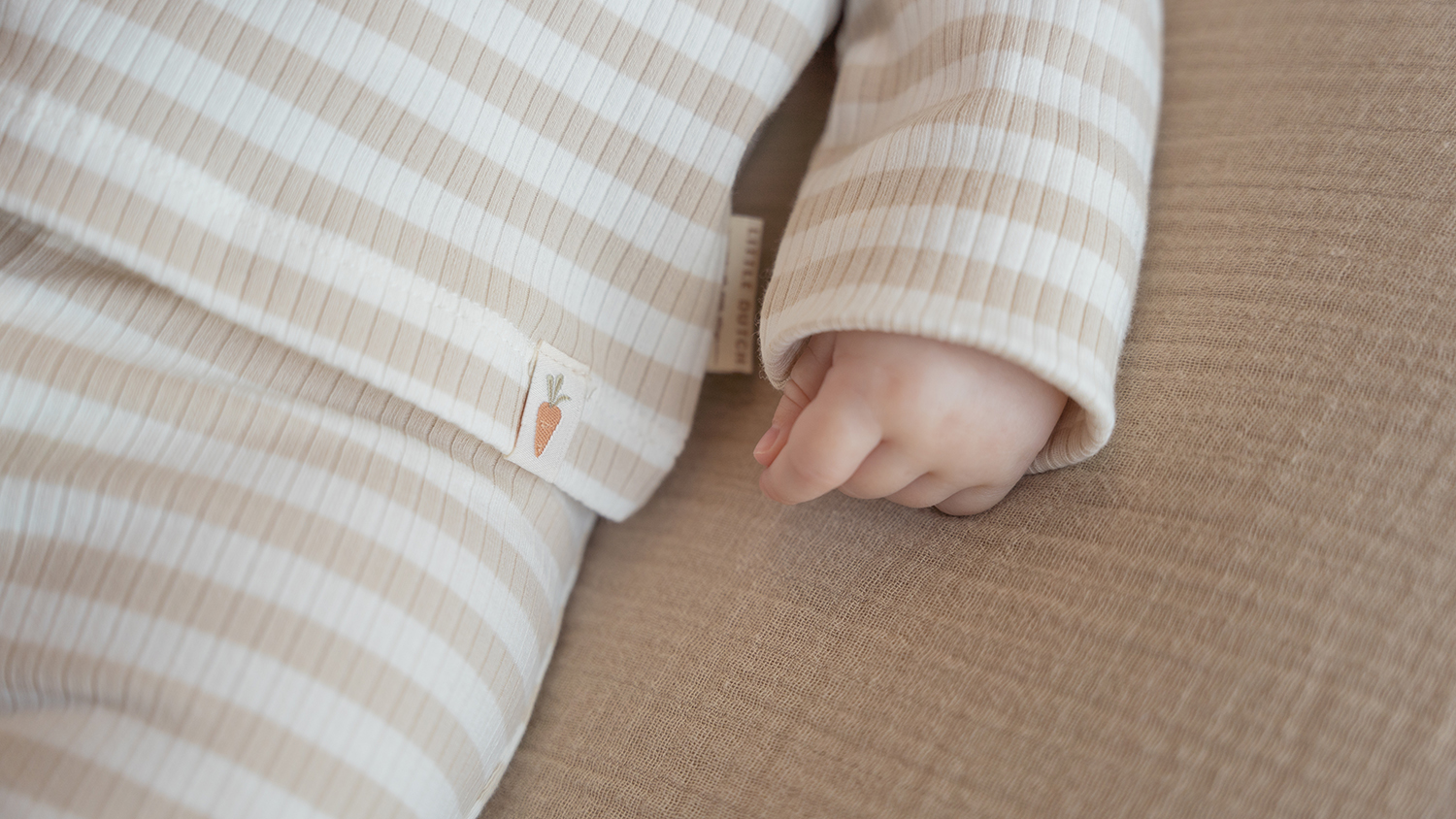 Long Sleeve Shirt / Langarmshirt gestreift - Newborn Naturals sand / weiß (Gr. 68)