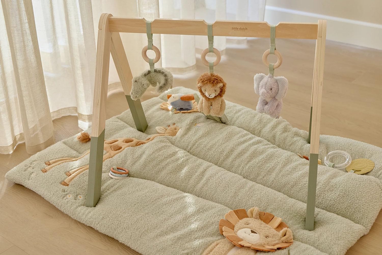 Holz Baby-Gym Spieltrapez mit Stoff Anhänger - Safari Friends grün