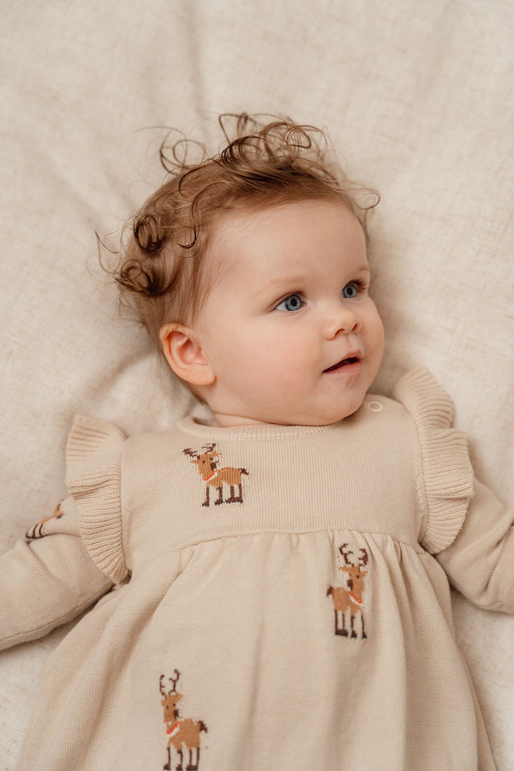 Kleid gestrickt langärmlig mit Rüschen - Weihnachten beige (Gr. 104)