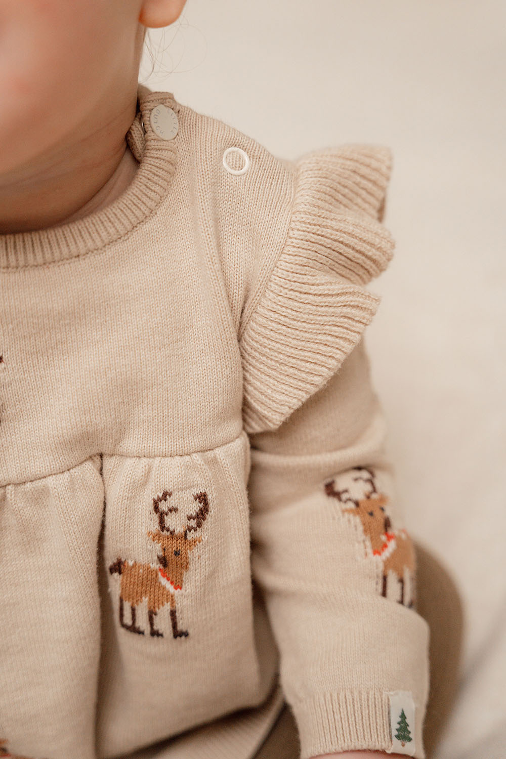 Kleid gestrickt langärmlig mit Rüschen - Weihnachten beige (Gr. 104)