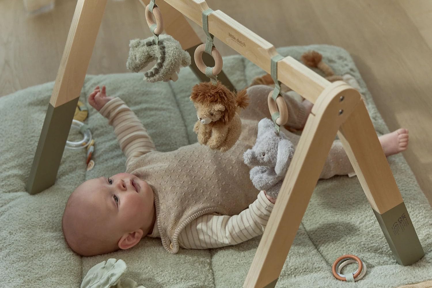 Holz Baby-Gym Spieltrapez mit Stoff Anhänger - Safari Friends grün