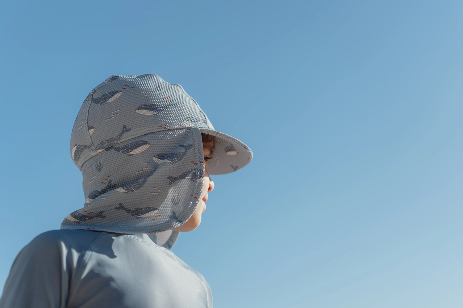 Sonnenhut mit Nackenschutz - Ocean Splash blau (Gr. 0-12 Monate)