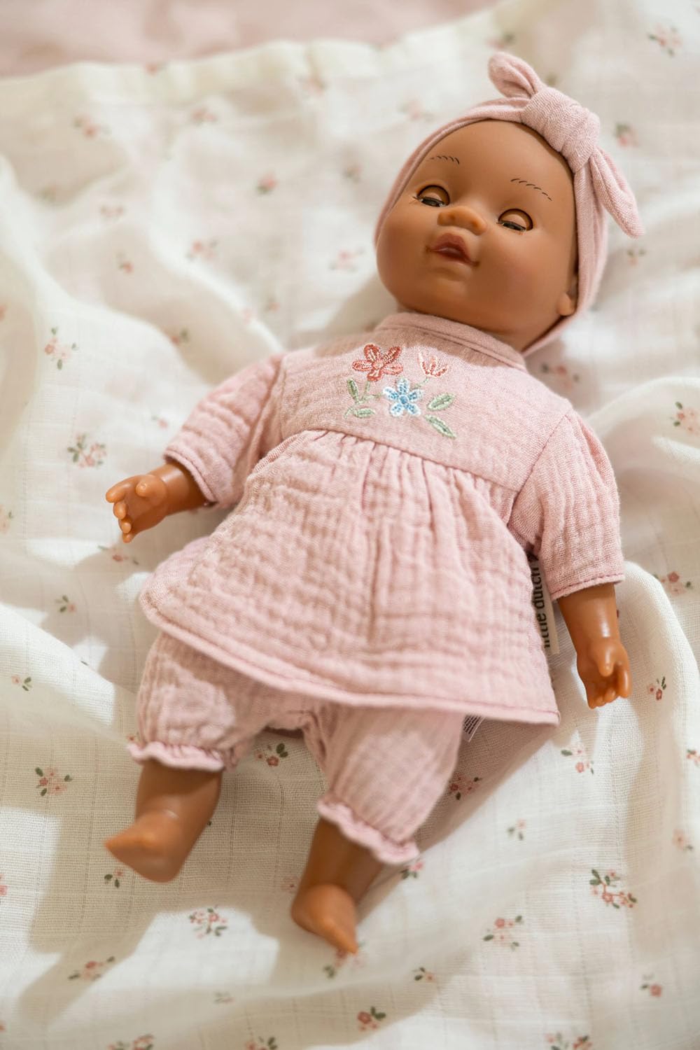Babypuppe Yara mit Schlafaugen - Essentials (26 cm)